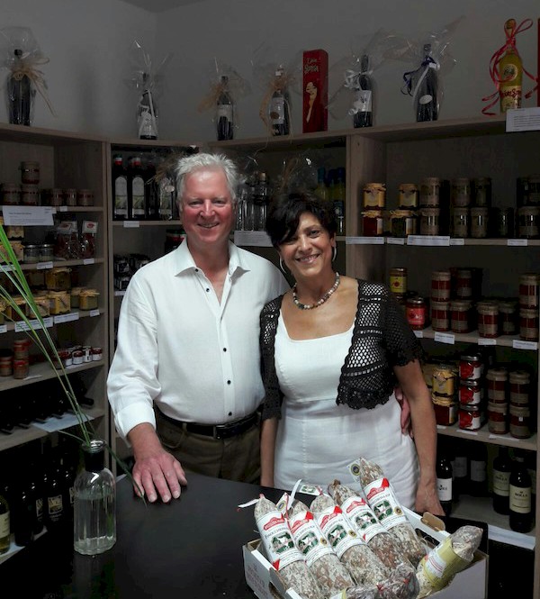 Maria und Andreas Schwarz in ihrem Geschäft in Pocking.