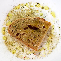 Gewürzmischung „Aromi per bruschetta“ auf Brot mit ein bisschen Olivenöl. Mehr brauchts manchmal nicht.